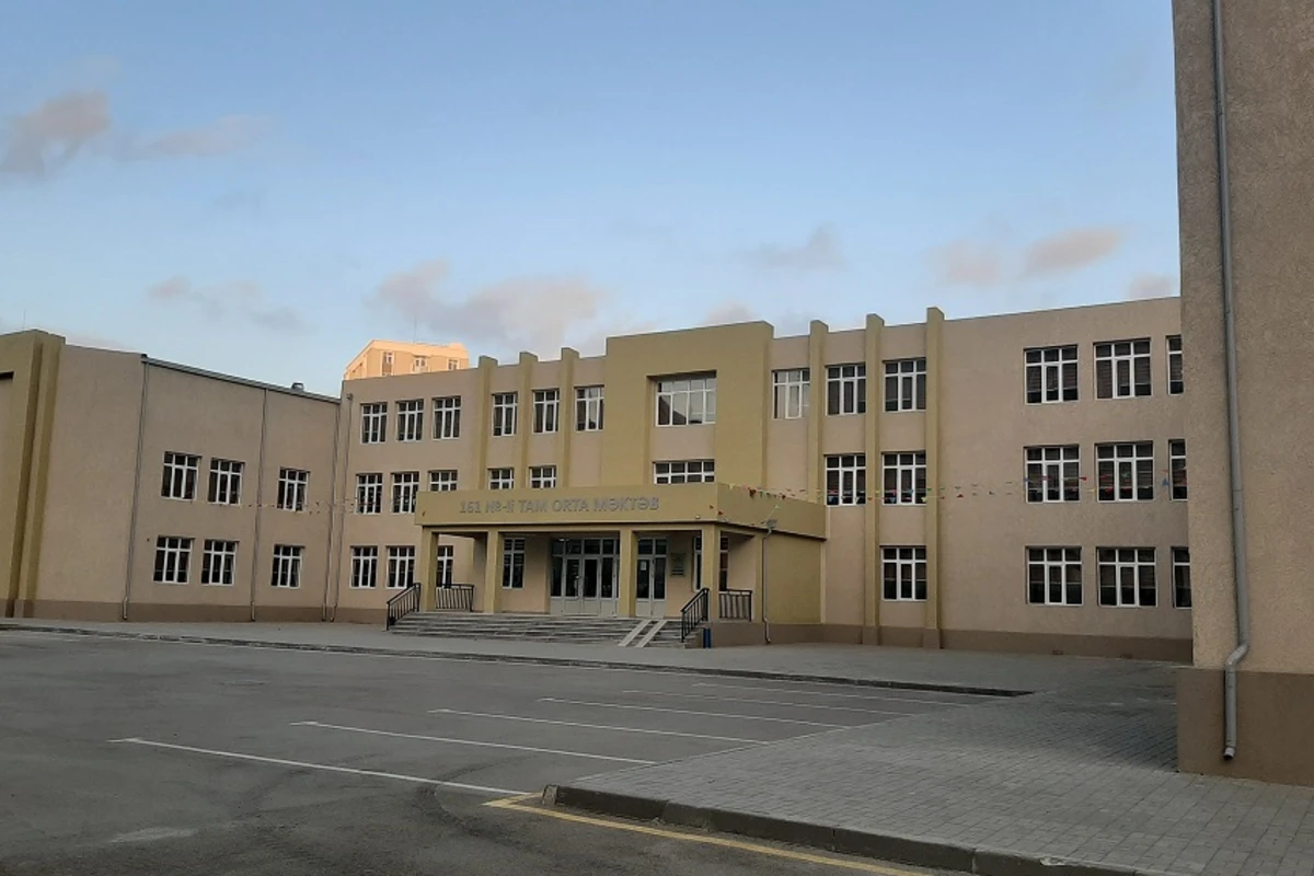 Şəhidlərin xatirəsi anılan zaman ayağa durmayan direktor cəzalandırılıb