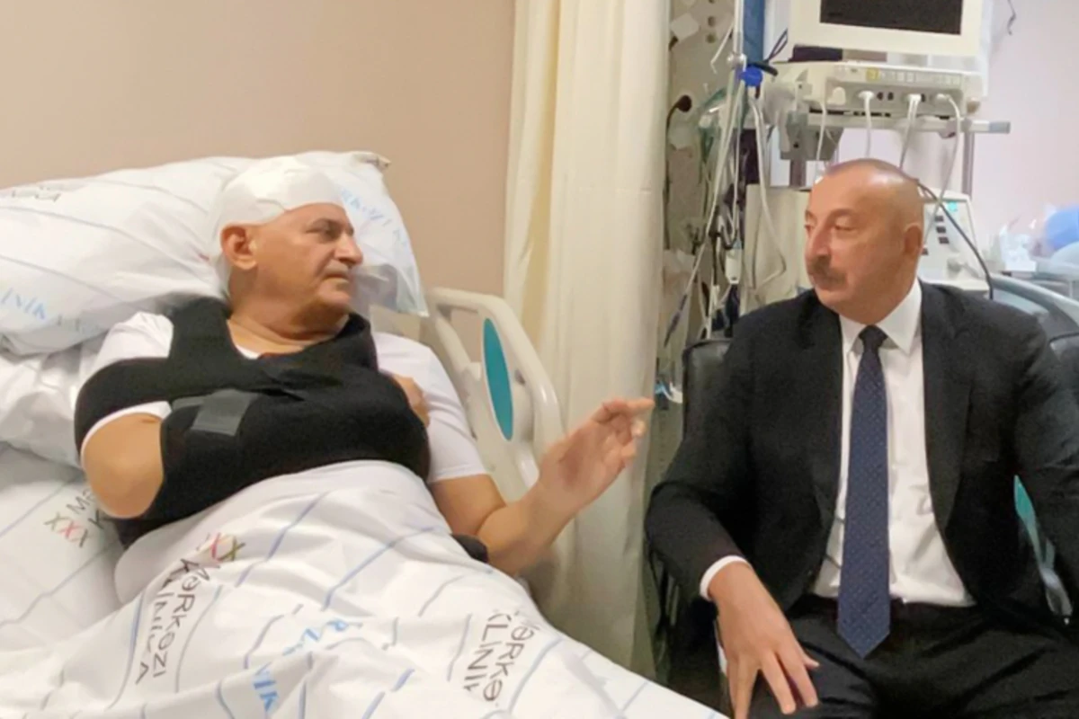 İlham Əliyev ölkəmizdə avtomobil qəzası keçirən Binəli Yıldırım və Şamil Ayrıma xəstəxanada baş çəkib - FOTO
