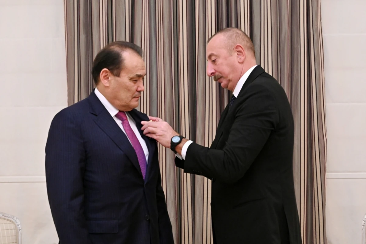 Ильхам Алиев наградил Багдада Амреева