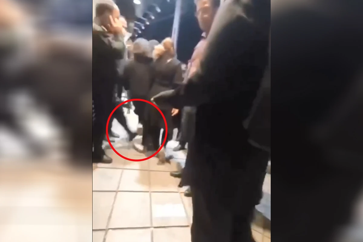 İranın mülki geyimli polisləri yoldan keçən xanımları təpiklədilər - VİDEO