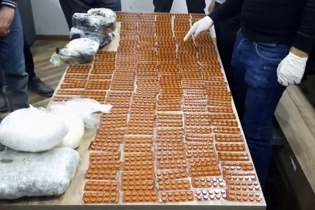 Polis və DSX birgə əməliyat keçirdi - Ölkəyə gizli yolla həb gətirənlər saxlanıldı - FOTO Polis və DSX birgə əməliyat keçirdi - Ölkəyə gizli yolla həb gətirənlər saxlanıldı - FOTO