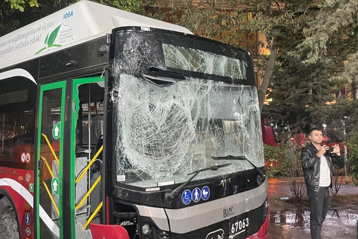 “Bakubus”un avtobusu mağazaya çırpılıb - VİDEO