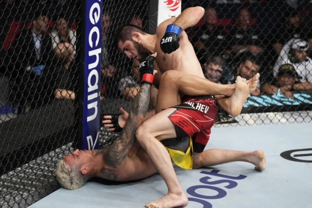 UFC: İslam Maxaçev Oliveyranı boğaraq çempion kəmərini qazandı
