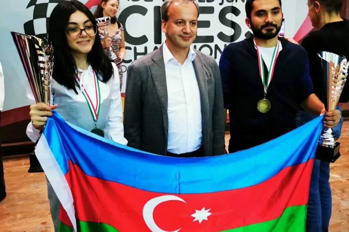 Президент ФИДЕ поздравил азербайджанских шахматистов с победой на чемпионате мира - ФОТО