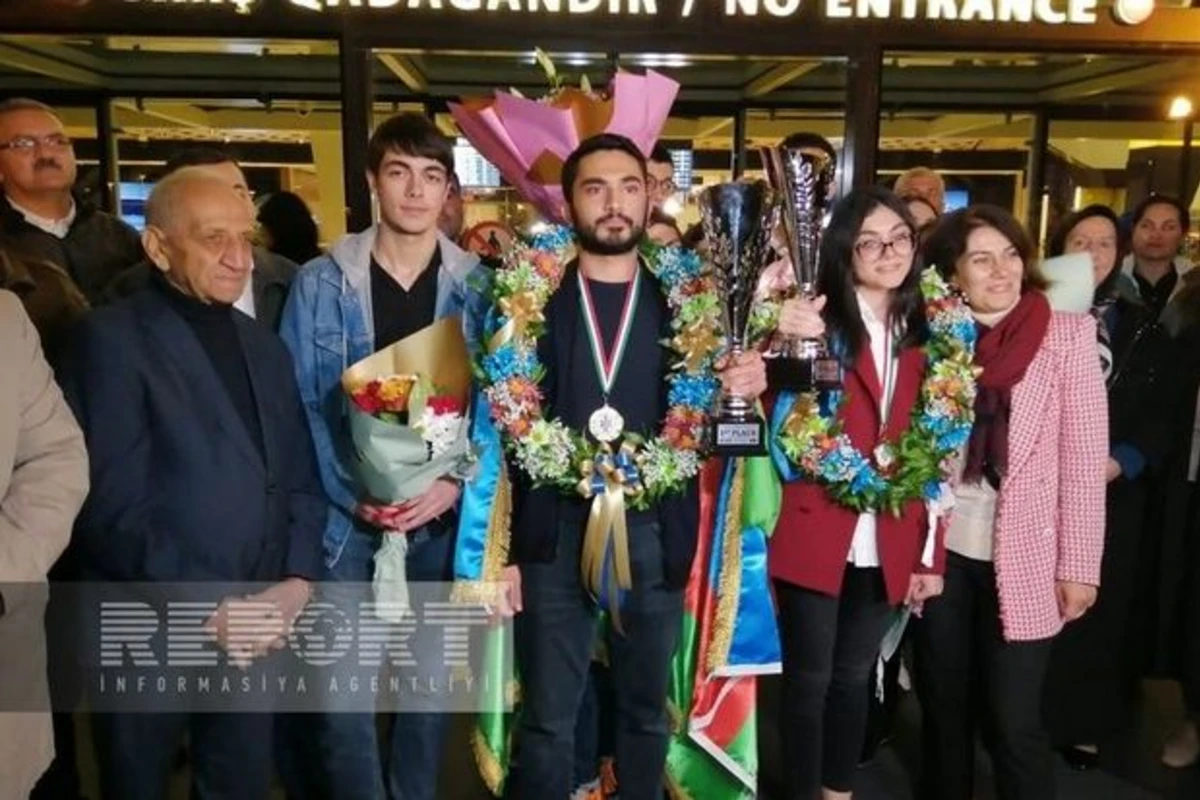 Şahmat üzrə gənclər arasında dünya çempionları Vətənə qayıdıblar - FOTO