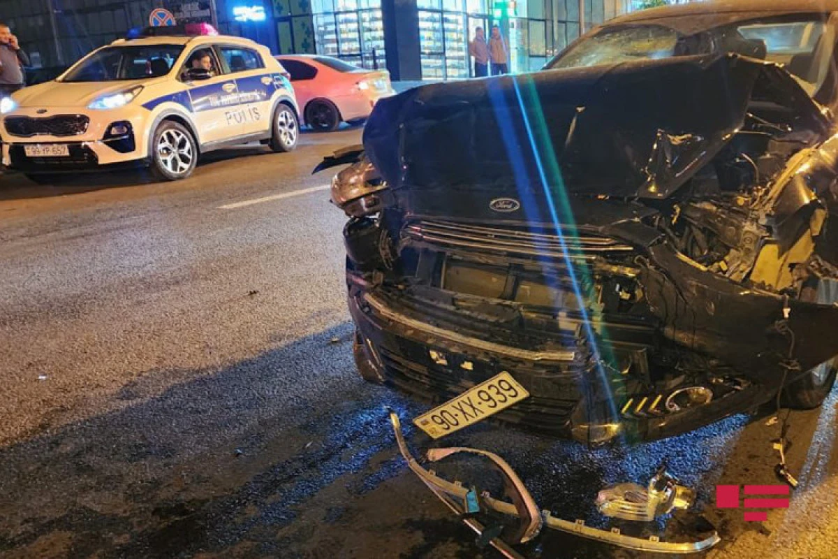 В Баку столкнулись два автомобиля, есть пострадавшие - ФОТО