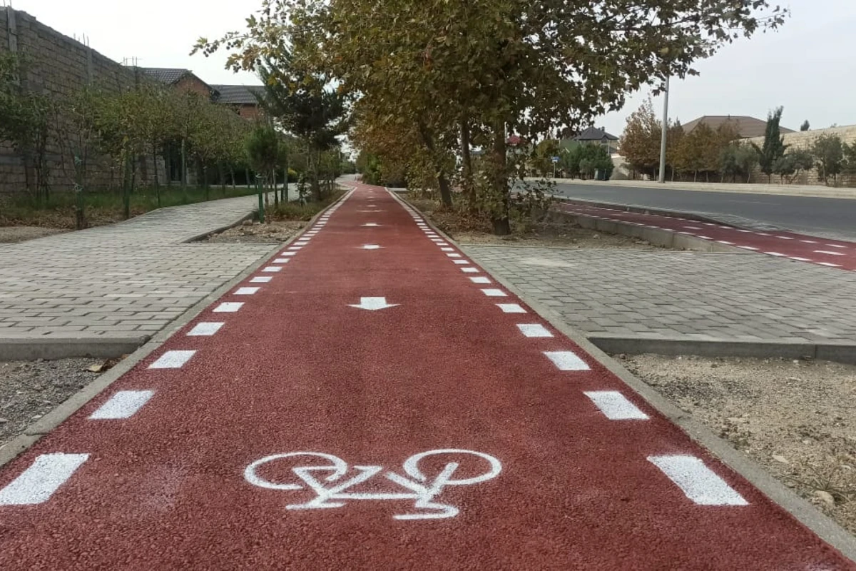Bakının daha bir avtomobil yolunda velosiped yolu salındı - FOTO