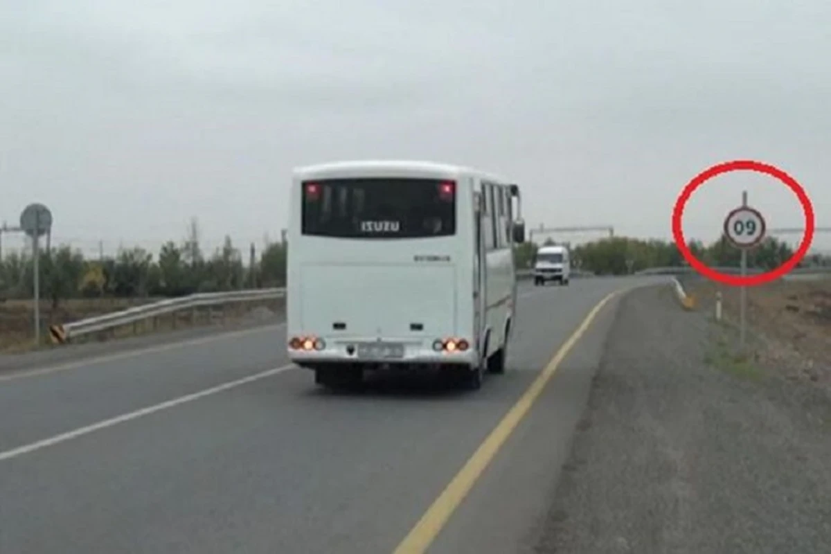 В Азербайджане дорожный знак запутал водителей - ВИДЕО