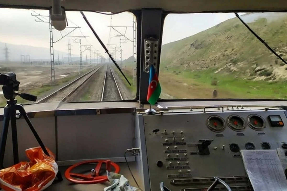 Bakıda qadın qatarın altında qalaraq ölüb