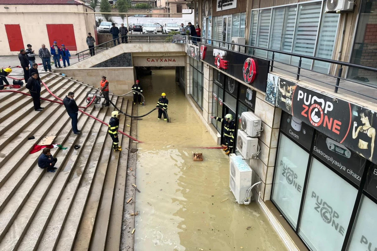 В Ясамале началась откачка воды с места прорыва водопровода - ОБНОВЛЕНО + ВИДЕО