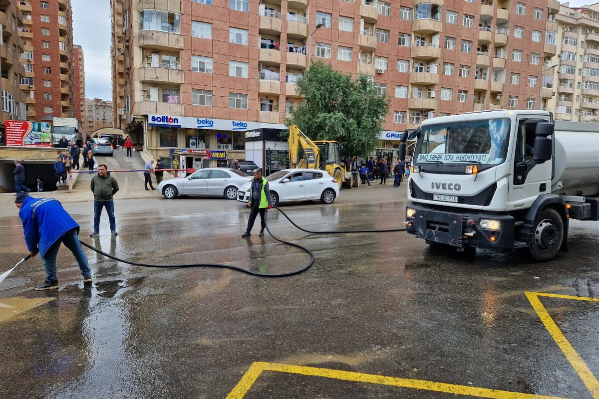 Yasamalda su borusu partlayan ərazidə küçələr yuyulur - FOTO