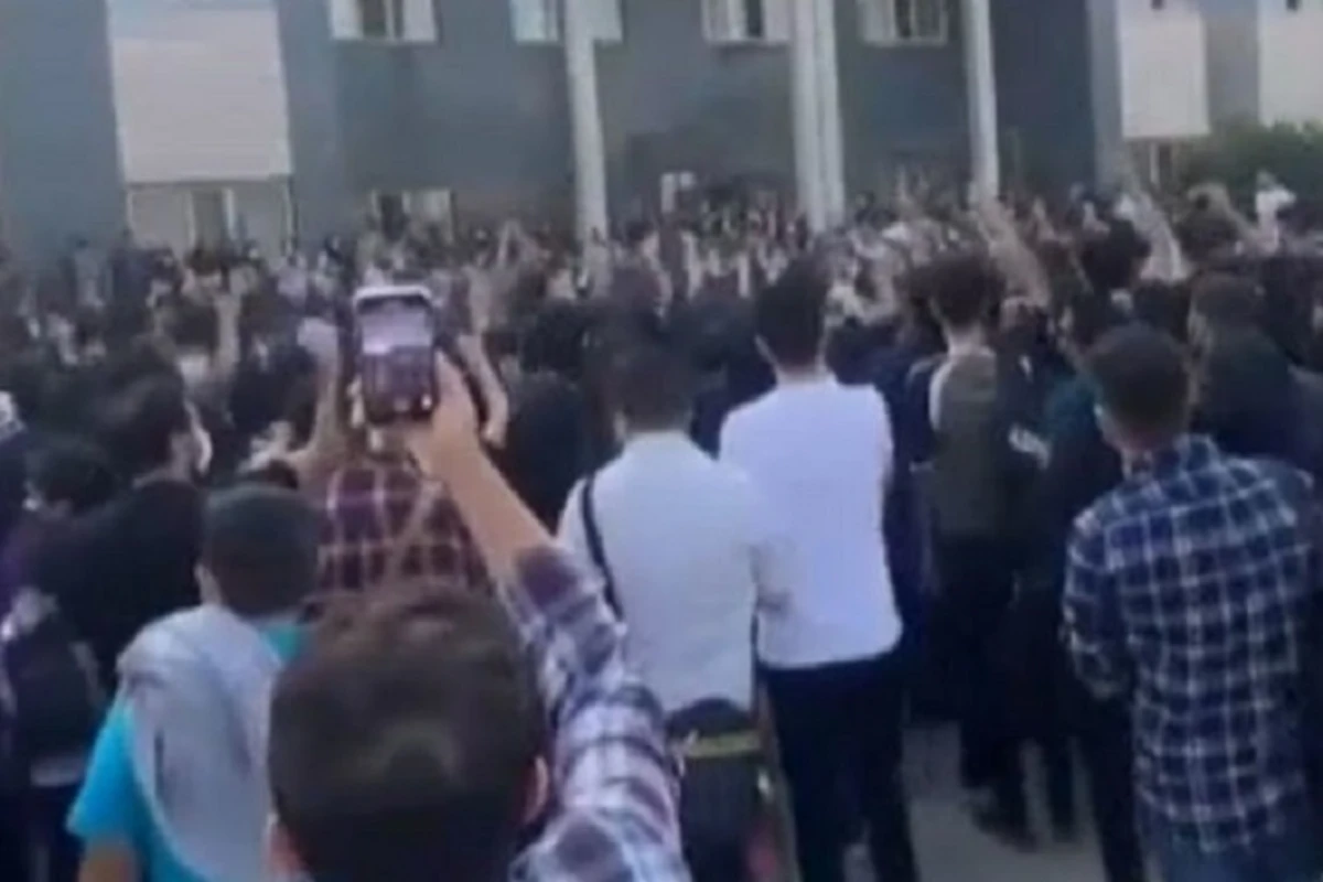 İranda tələbələr etiraz aksiyası keçirdilər: “Bu il qan ilidir, Xameneyi devrilməlidir” - VİDEO İranda tələbələr etiraz aksiyası keçirdilər: “Bu il qan ilidir, Xameneyi devrilməlidir” - VİDEO