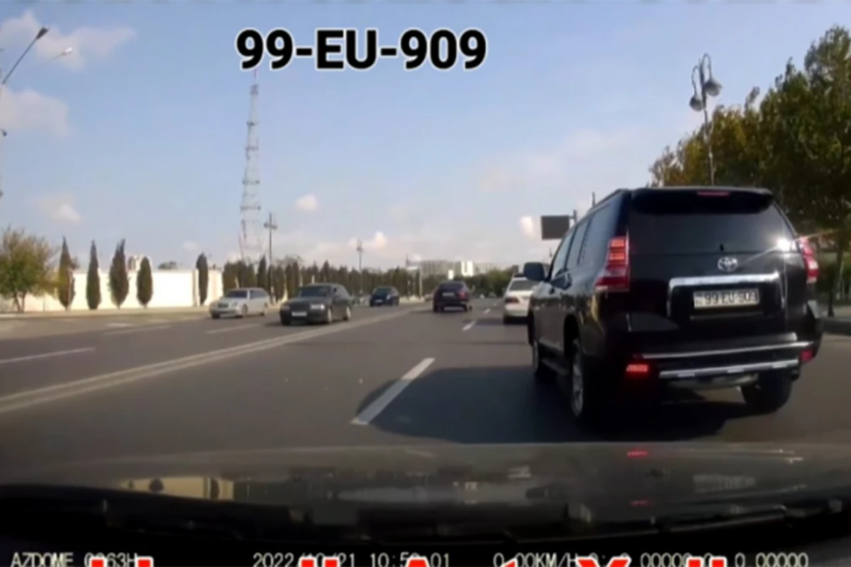 Bakıda yolu kəsib şou göstərən avtoş xanım sürücüdən ŞOK HƏRƏKƏTLƏR - VİDEO Bakıda yolu kəsib şou göstərən avtoş xanım sürücüdən ŞOK HƏRƏKƏTLƏR - VİDEO