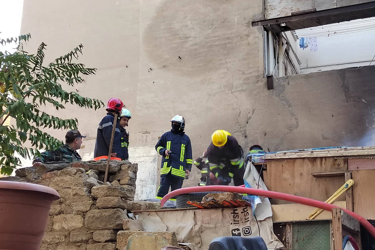 Bakının mərkəzində fərdi yaşayış evində baş verən yanğın söndürüldü -  FOTO/VİDEO - YENİLƏNİB