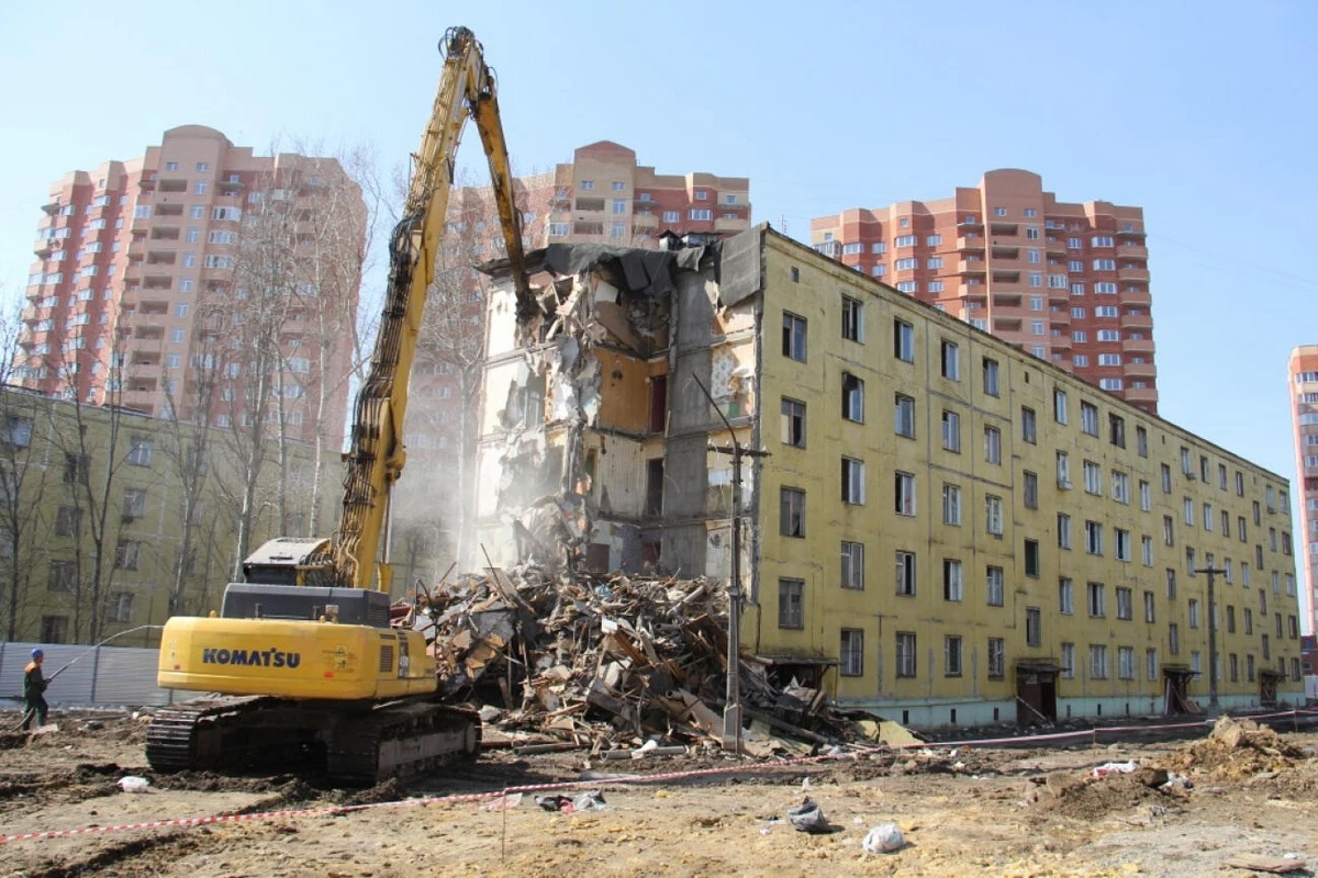 В Баку могут снести старые здания и построить парковочные места