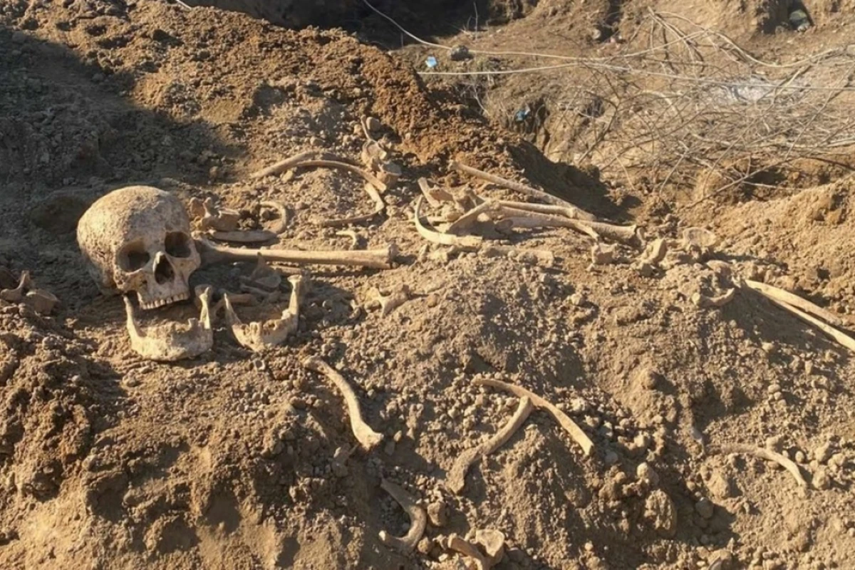 İtkin düşənlərə məxsus olması ehtimal olunan 450-dən çox meyit qalıqları ekshumasiya edilib