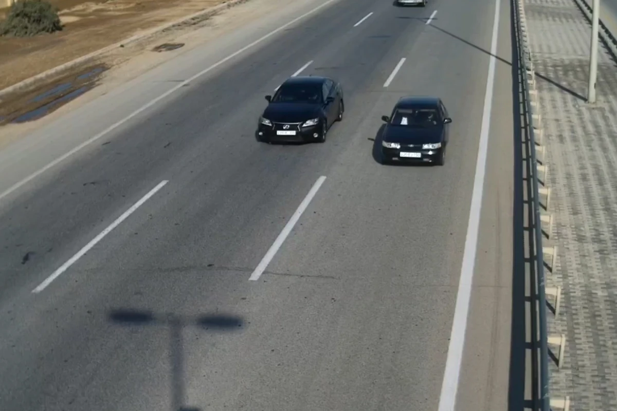 “Lexus”un sürücüsü sürət həddini aşdı, cərimə “Volkswagen”i sürənə gəldi - FOTO/VİDEO