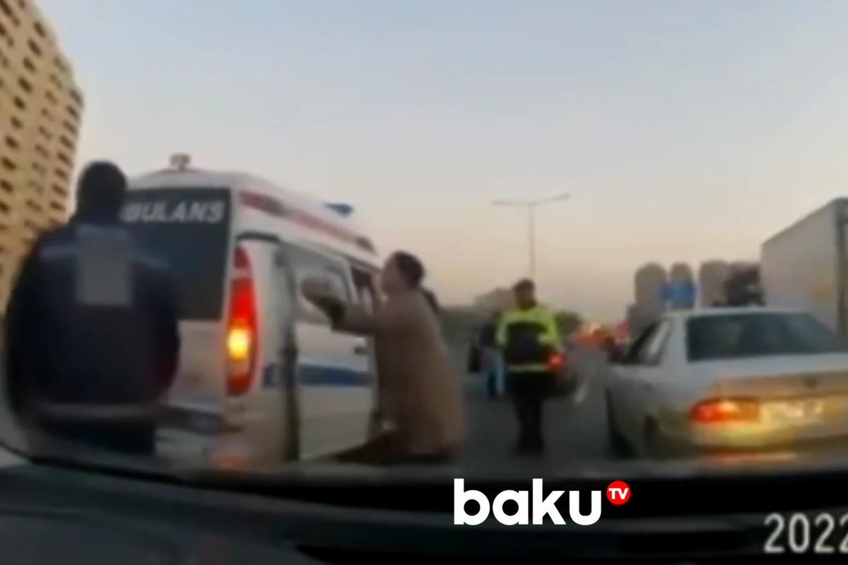 Bakı-Sumqayıt yolunda avtomobil təcili yardım maşınına çırpıldı - VİDEO