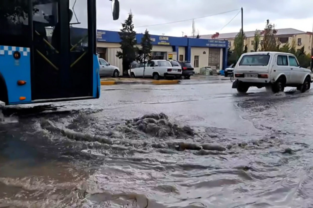 Sumqayıtda kanalizasiya tutuldu, yolu su basdı - VİDEO