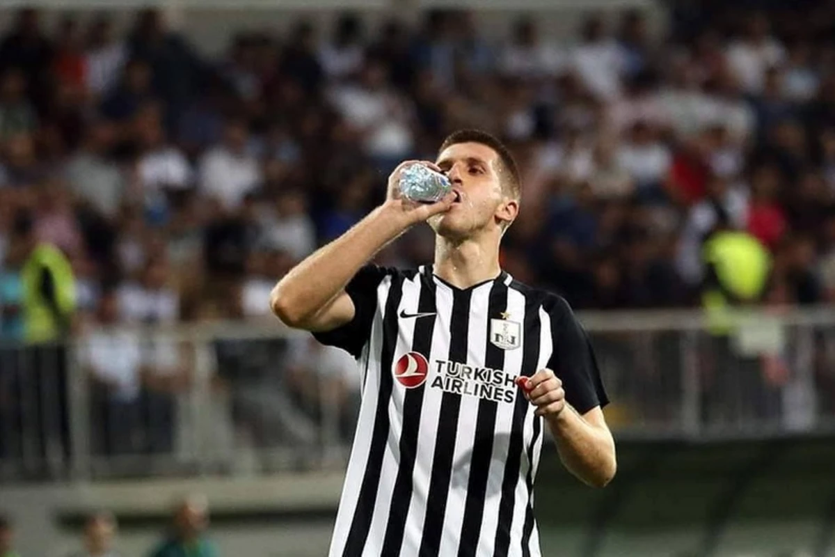 “Neftçi”nin futbolçusu virusa yoluxduğu üçün oyunu buraxır