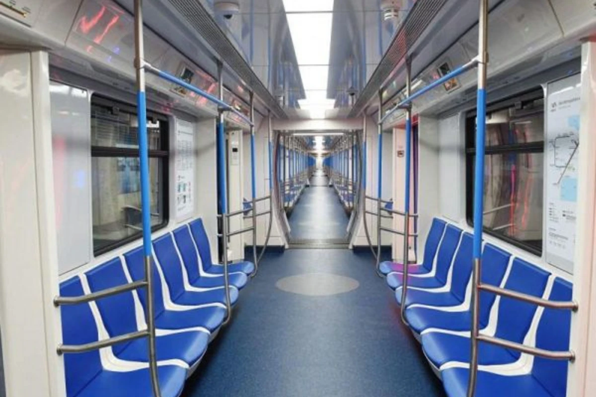 Bu metro vaqonlarında oturacaqlar istiqamətini dəyişir - VİDEO