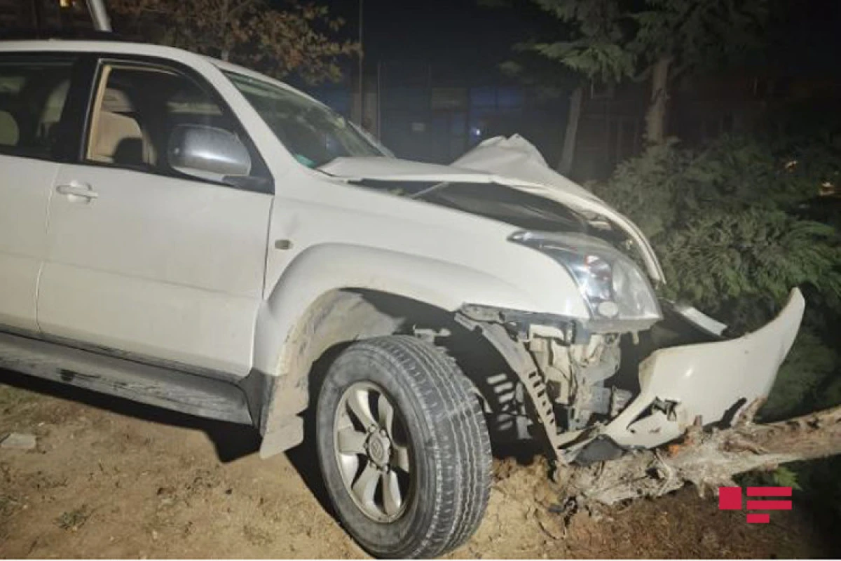 Xırdalanda protiv gedən sürücü ağaca çırpıldı - FOTO/VİDEO