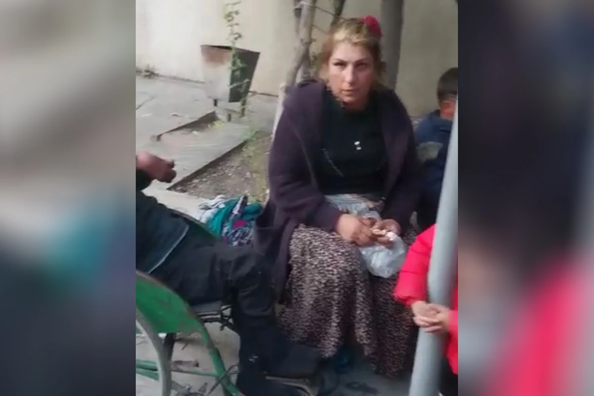 Metroda uşaqları diləndirən qadın HƏBS EDİLDİ
