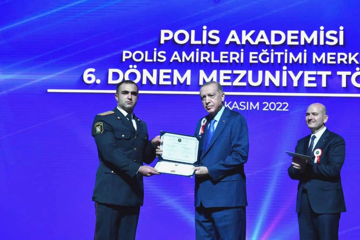 Ərdoğan azərbaycanlı polisə diplom təqdim edib - VİDEO