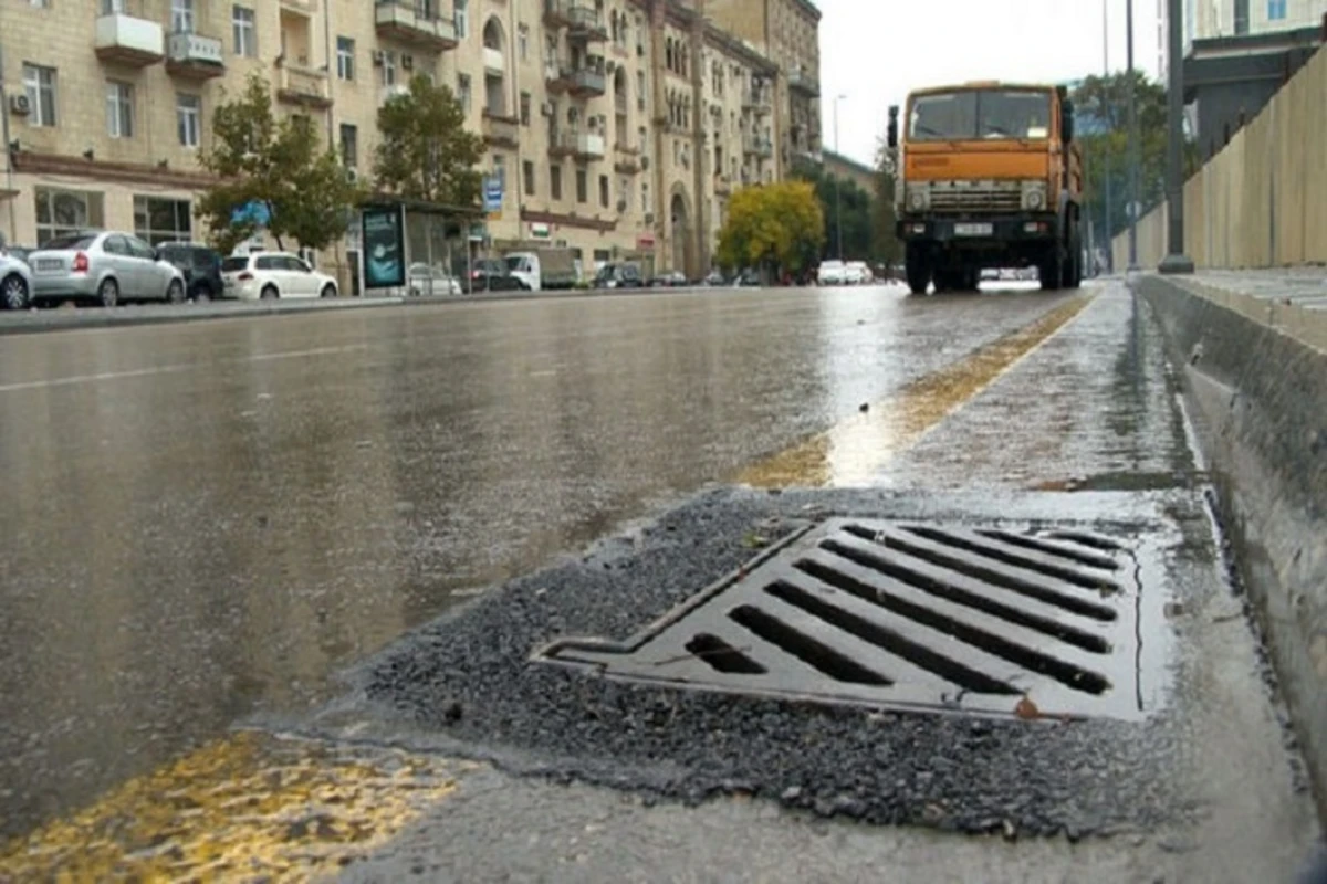 Bakıda yollardan 61 yağış barmaqlığı oğurlayan şəxsə hökm oxunub