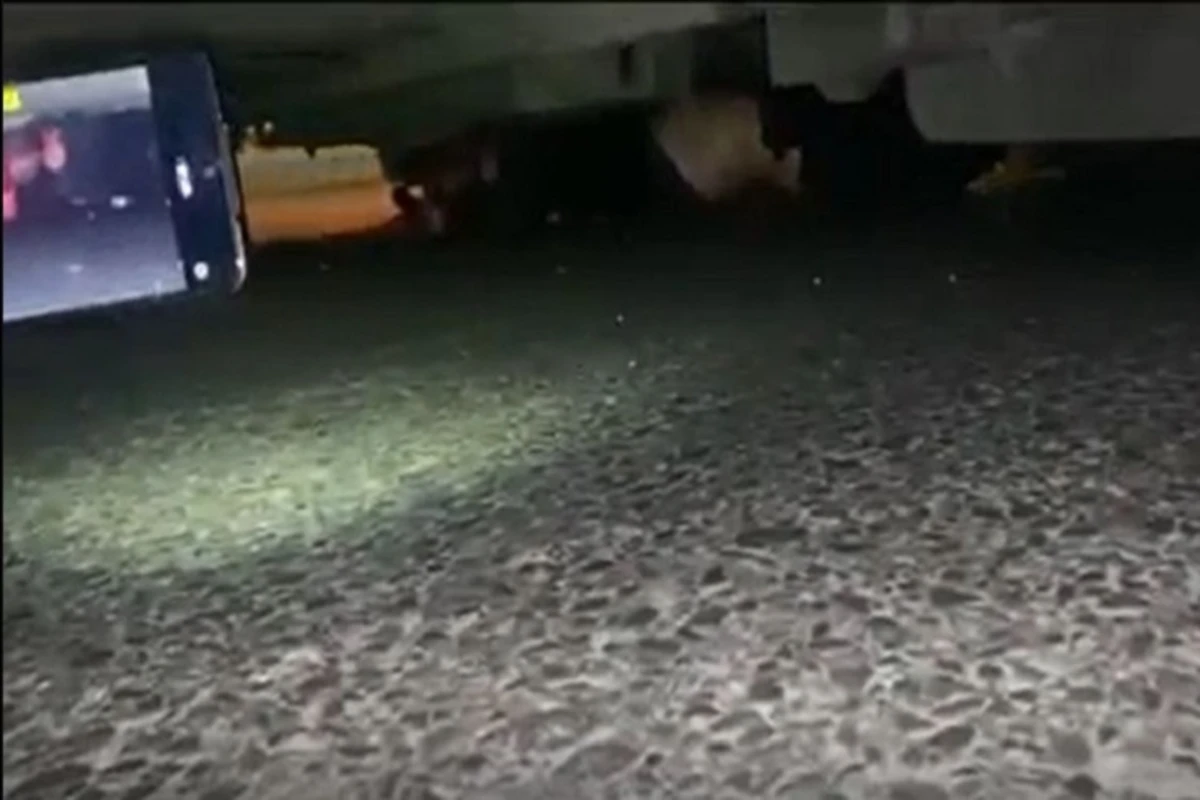 Bakıda kişi avtobusun altında qaldı - Ürəyi zəif olanlar baxmasın - VİDEO