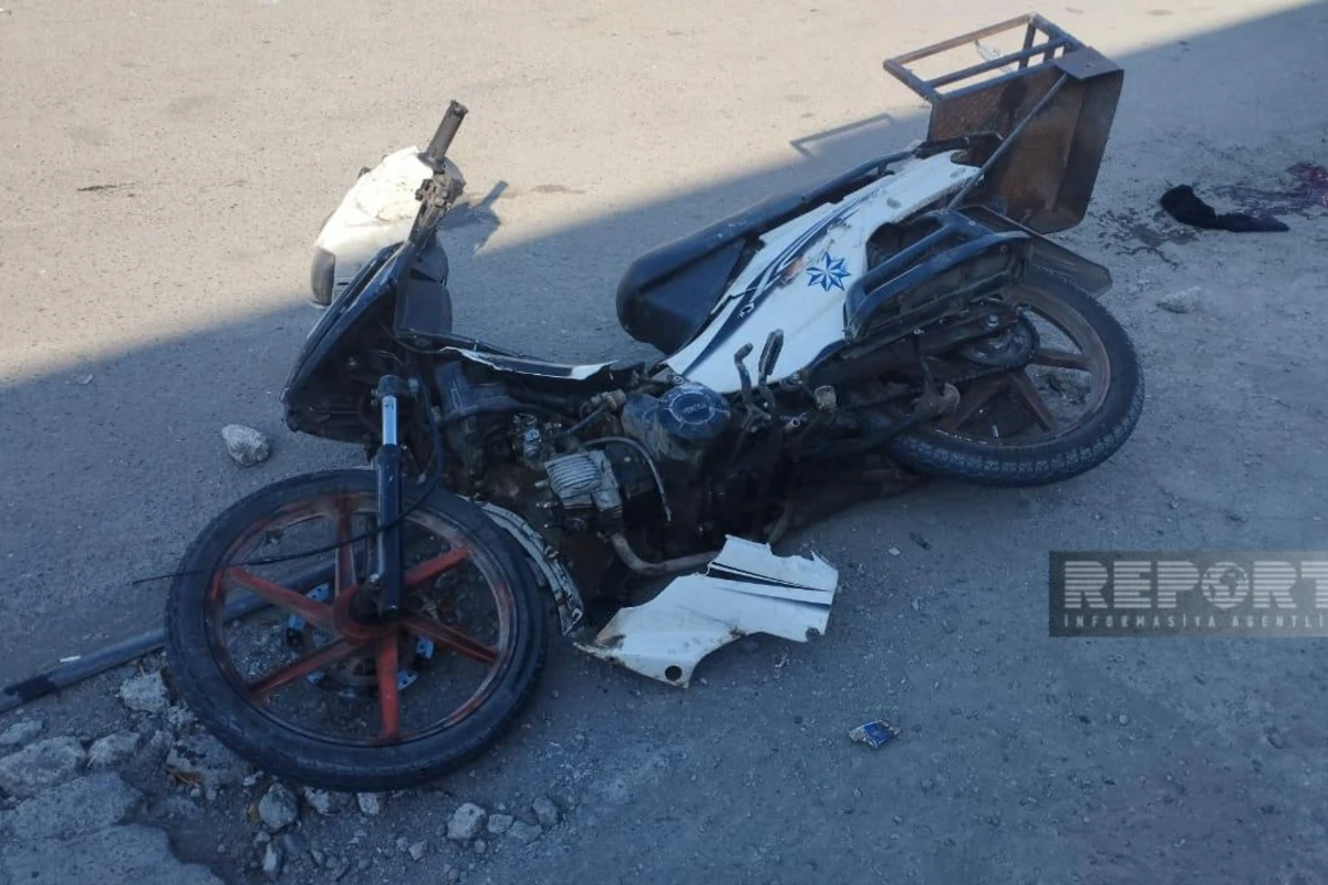 Minik avtomobili ilə motosiklet toqquşub: Xəsarət alan var - FOTO