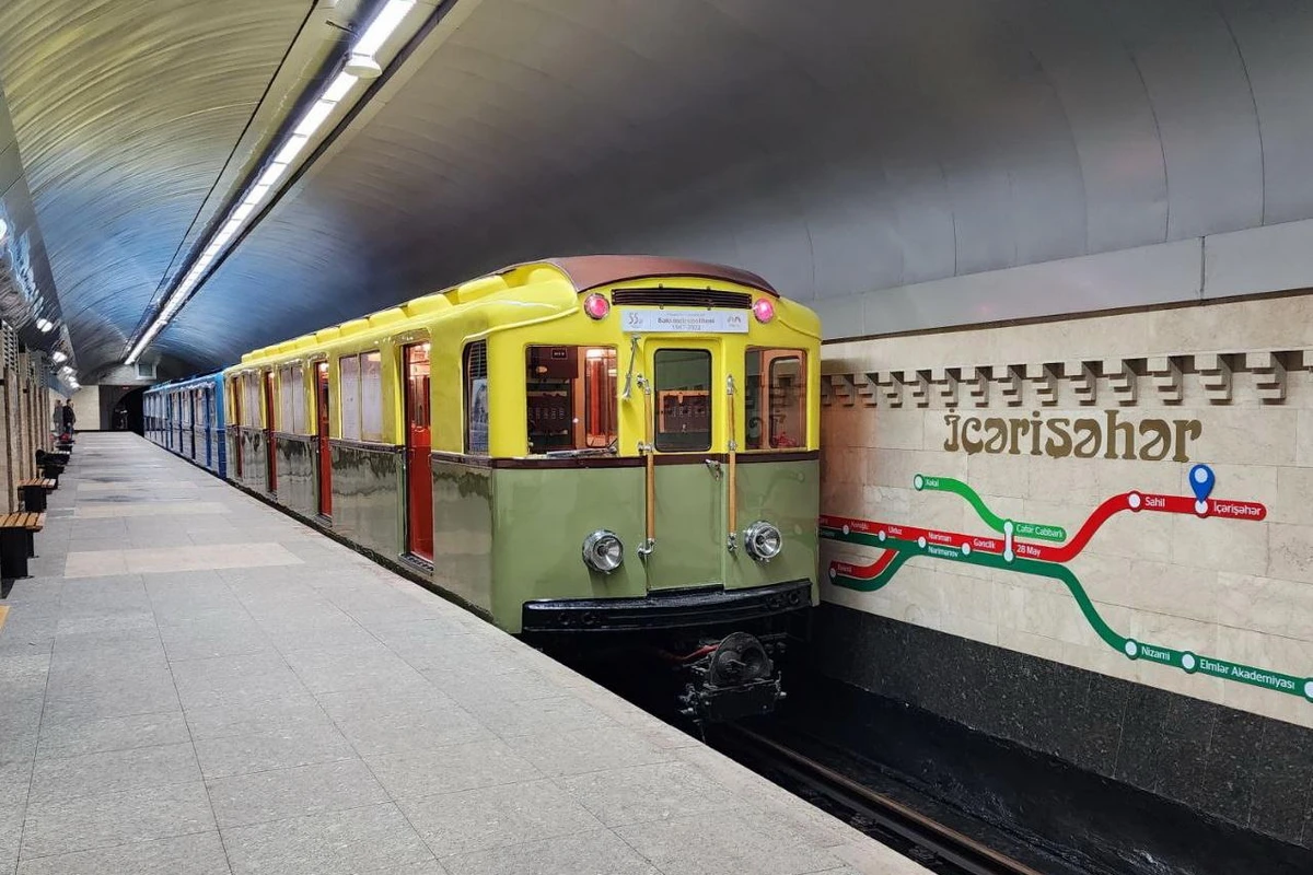 В праздничные дни в бакинском метро выставляются ретро-вагоны - ФОТО