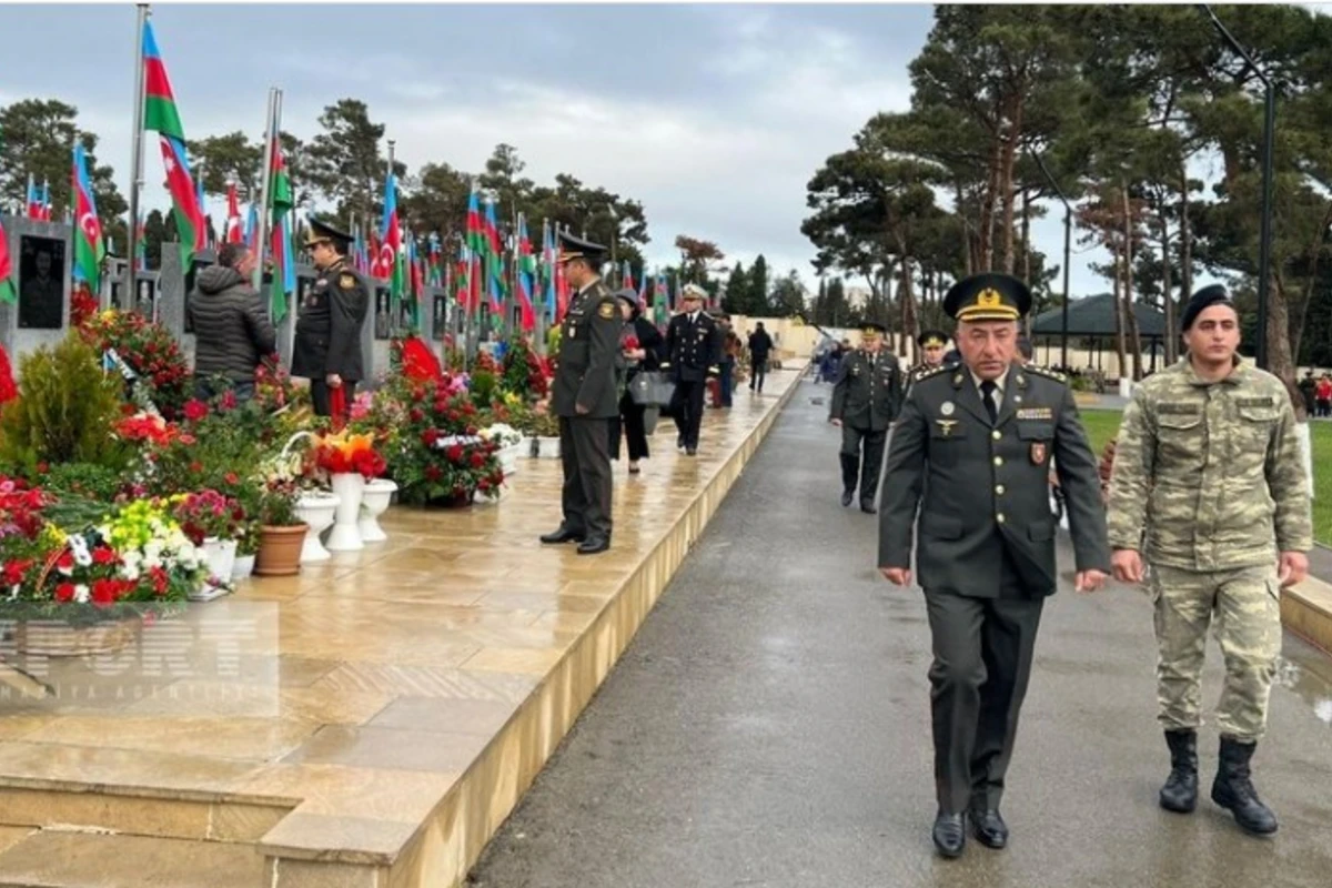 Müdafiə Nazirliyinin zabit heyəti Zəfər Günü ilə bağlı İkinci Şəhidlər xiyabanını ziyarət edib - FOTO
