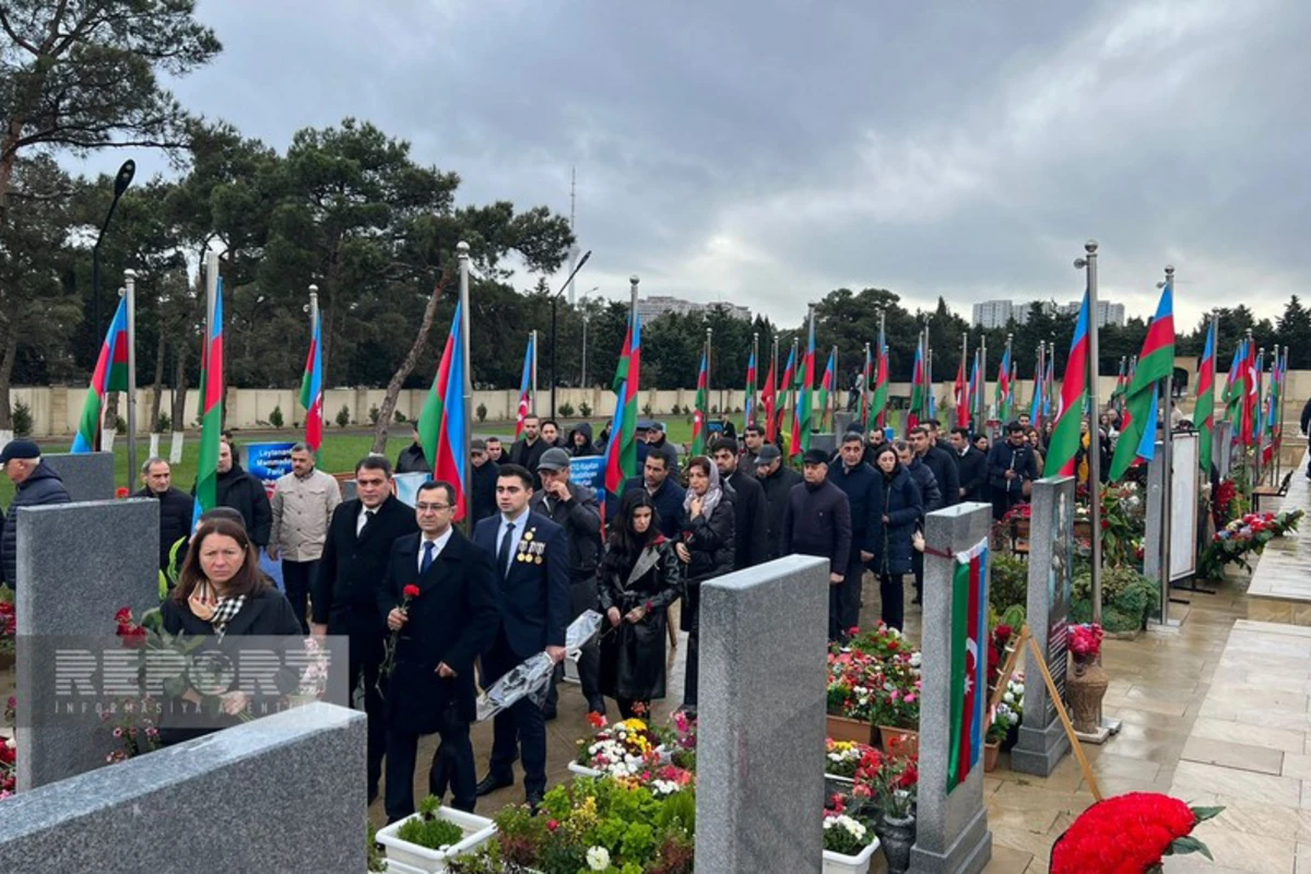 Граждане приходят почтить память шехидов на второй Аллее шехидов - ФОТО