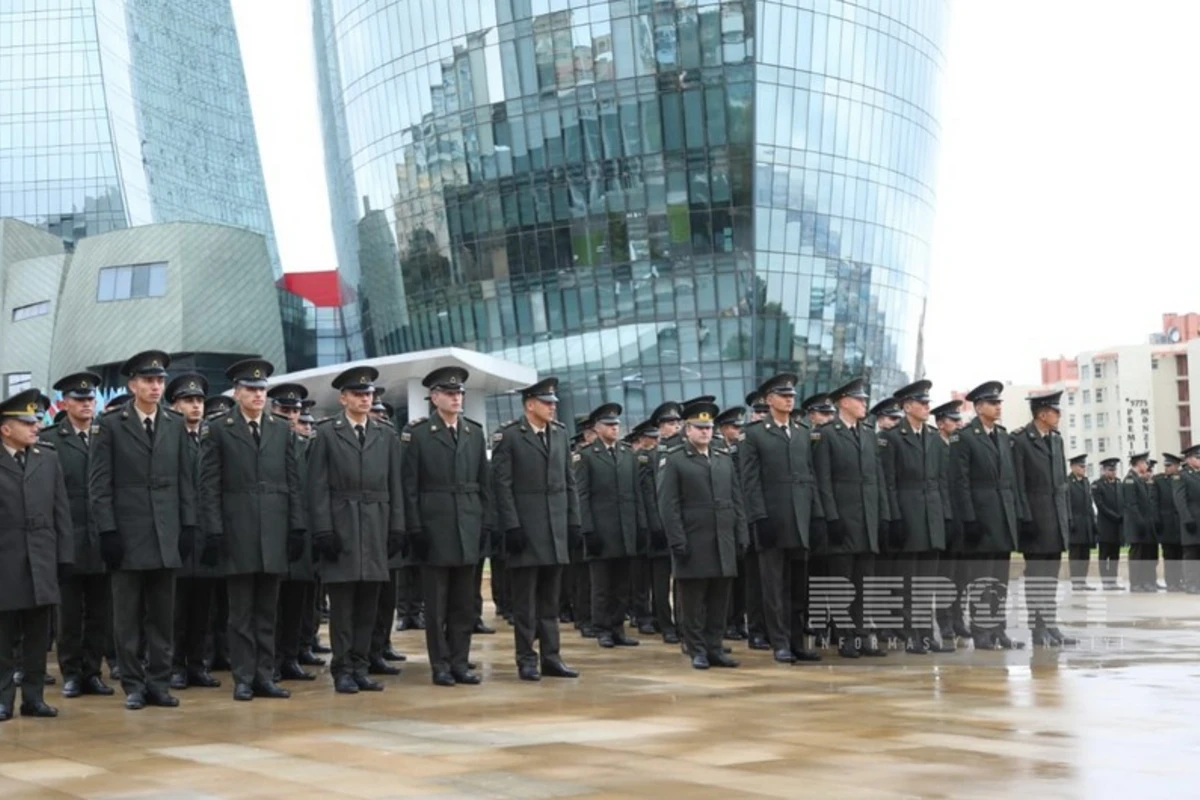 В Баку проходит Марш Победы в сопровождении военного оркестра - ФОТО