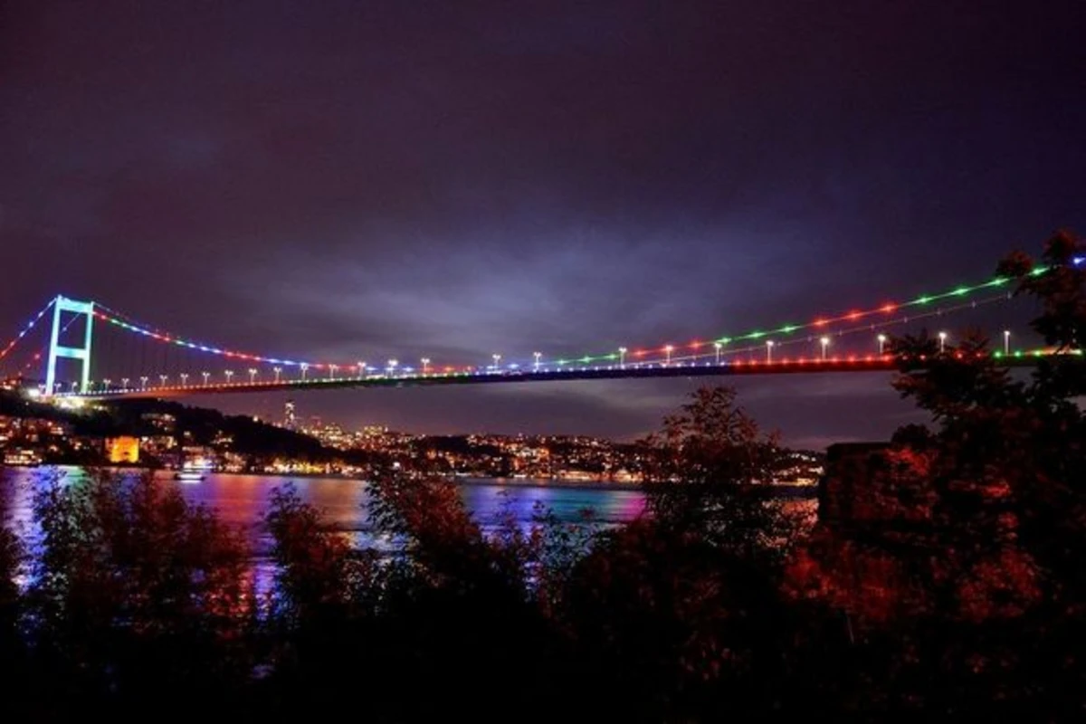 İstanbulda Şəhidlər körpüsü Azərbaycan bayrağının rəngləri ilə işıqlandırılıb - VİDEO