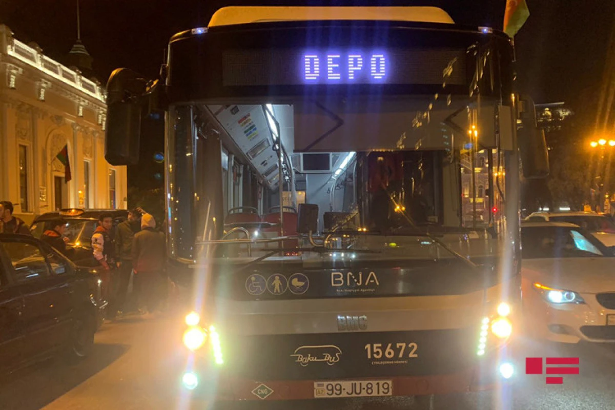 Bakıda “BakuBus” MMC-yə məxsus avtobus qəzaya uğrayıb - FOTO