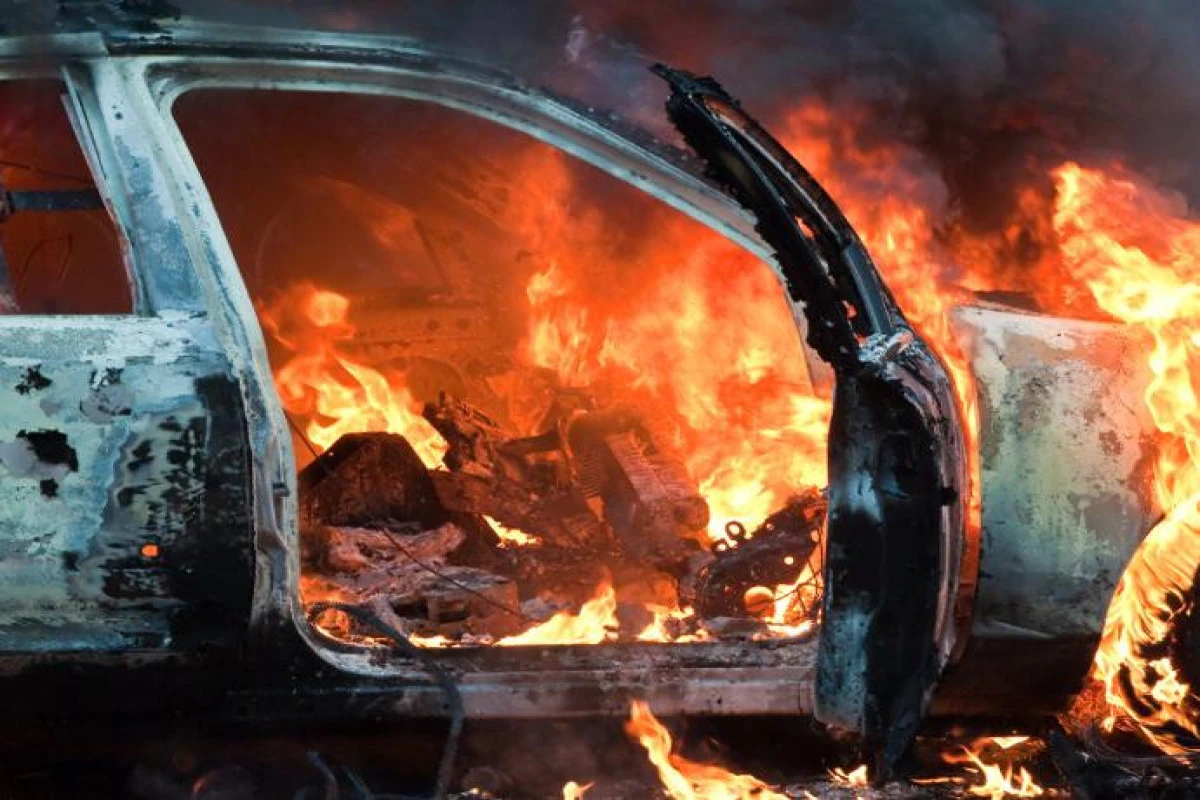 Житель Шеки поджег свой автомобиль Житель Шеки поджег свой автомобиль