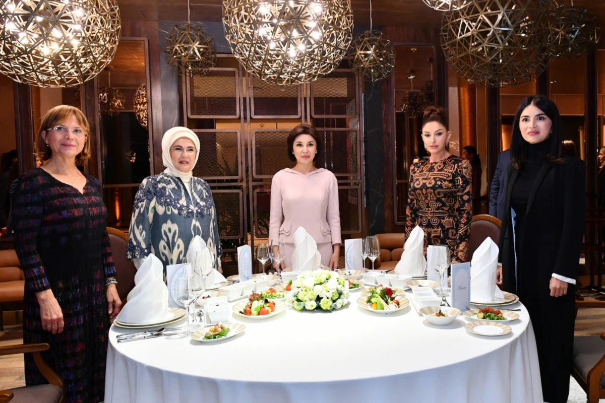 Birinci xanım Mehriban Əliyeva Səmərqənddə təşkil olunan şam yeməyində iştirak edib - FOTO