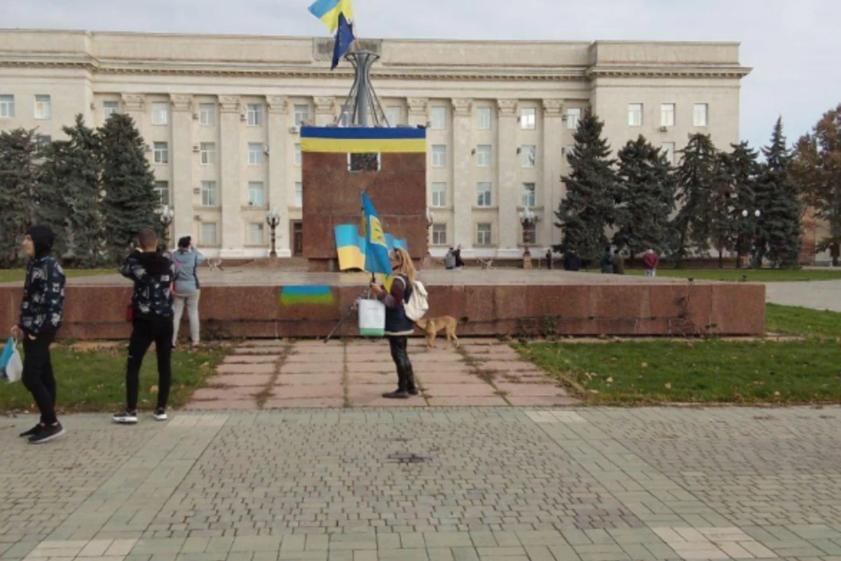 Флаг Украины над администрацией Херсона - ОБНОВЛЕНО + ФОТО