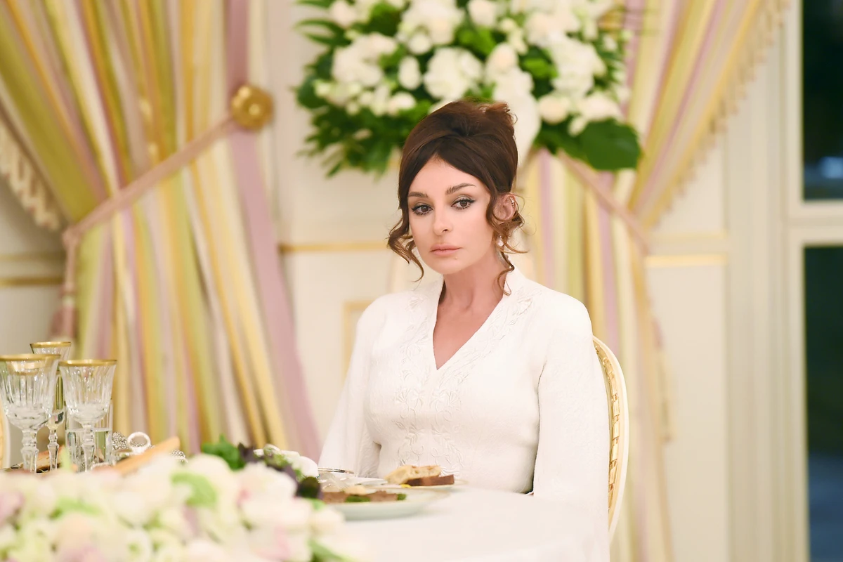 Mehriban Əliyeva Konstitusiya Günü ilə bağlı paylaşım edib - FOTO Mehriban Əliyeva Konstitusiya Günü ilə bağlı paylaşım edib - FOTO