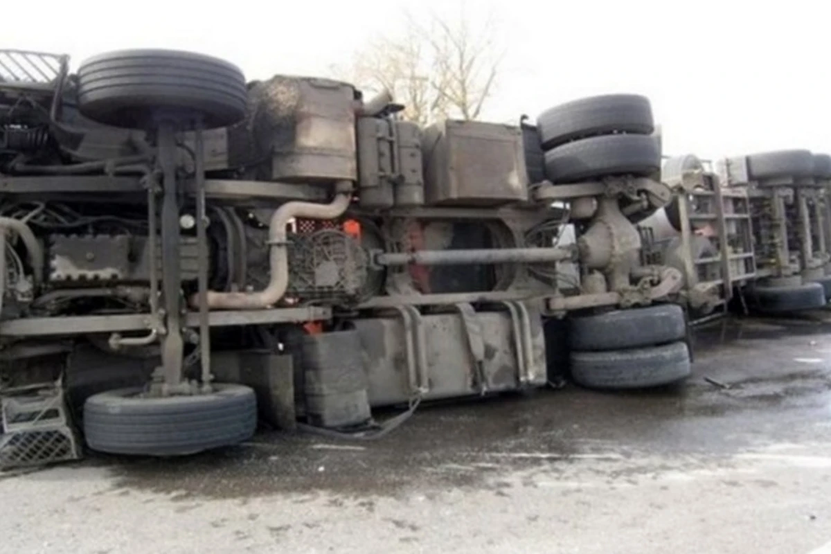 Kəlbəcərdə “KamAZ” aşıb - Ölən var