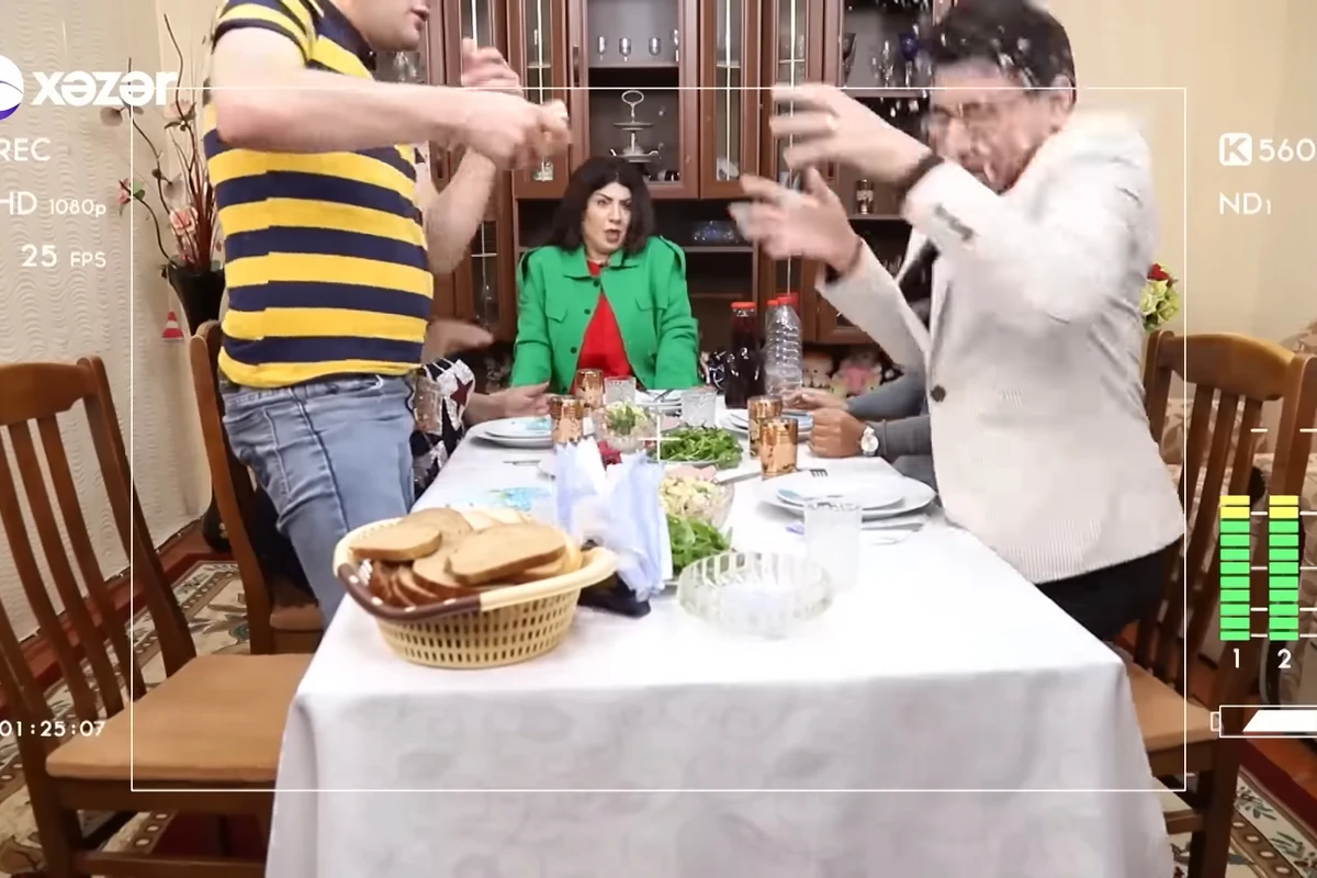 Efirdə gərgin anlar: Qonağın üzünə su atdı - VİDEO
