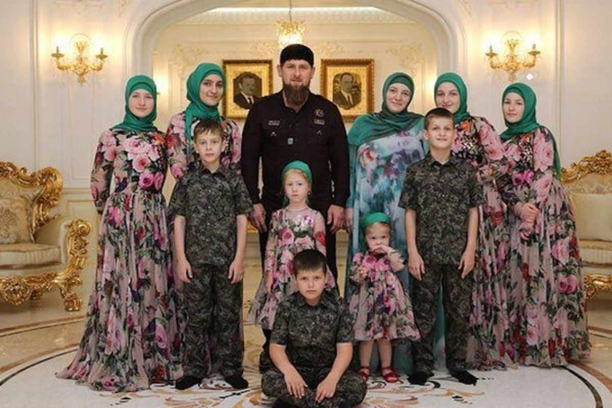Rusiyada ilk “Qəhrəman ana” adı Ramzan Kadırovun həyat yoldaşına verilib