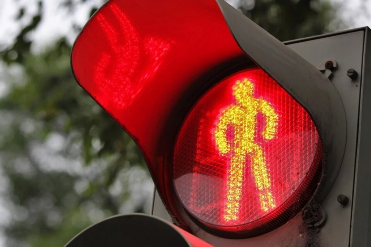Bakıda yolu keçən qadını avtomobil vurub