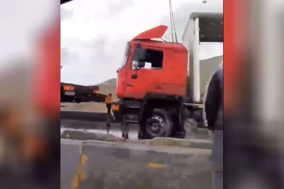 Xocəsəndə yük maşını beton arakəsməyə çırpıldı - VİDEO