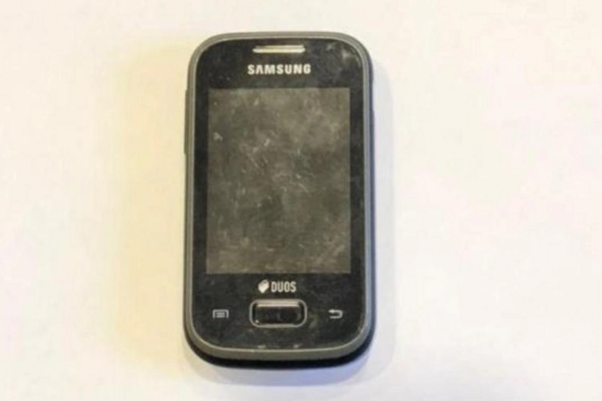Həbsdə olan qardaşına telefon keçirmək istədi