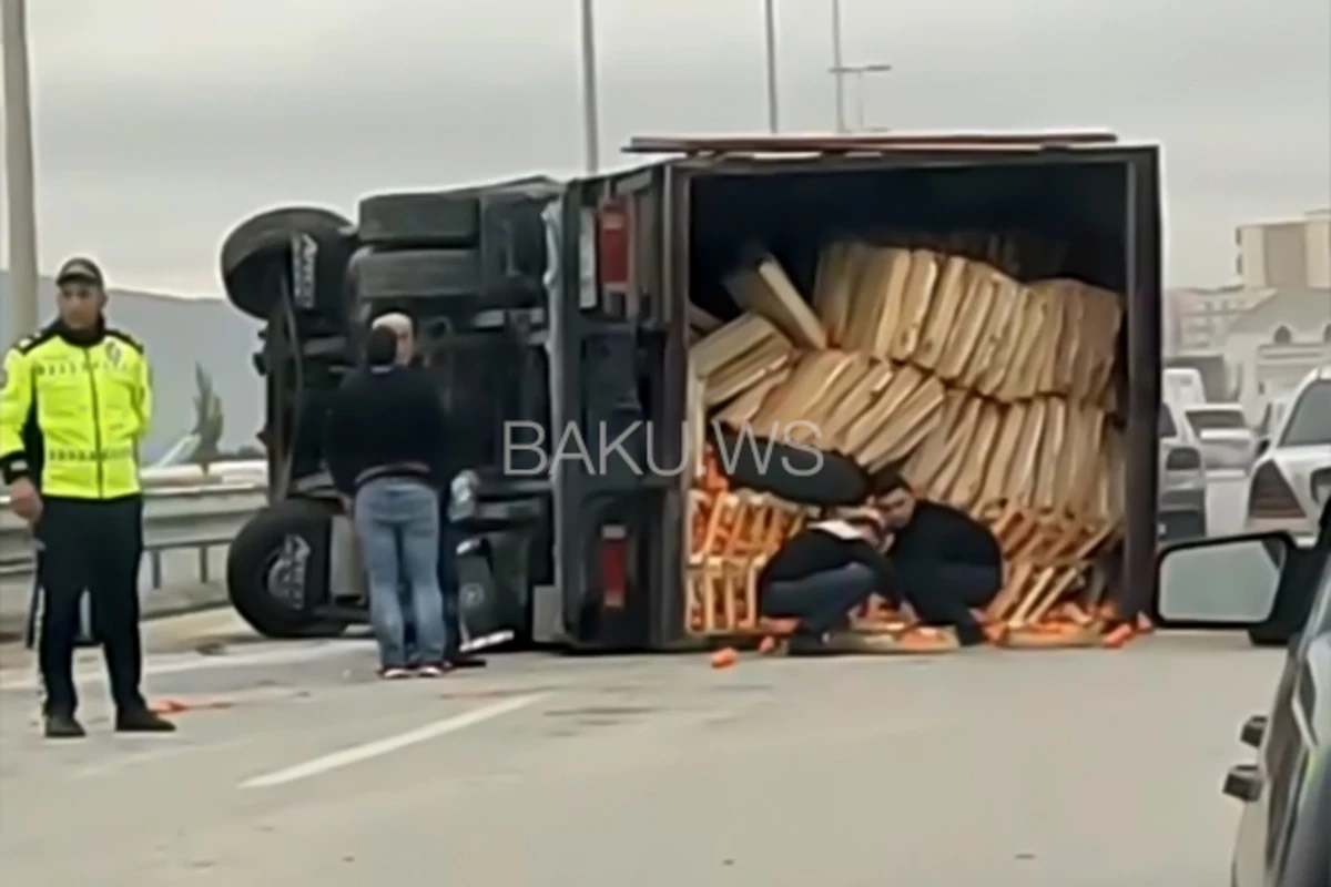 В столице перевернулся грузовик с фруктами - ВИДЕО
