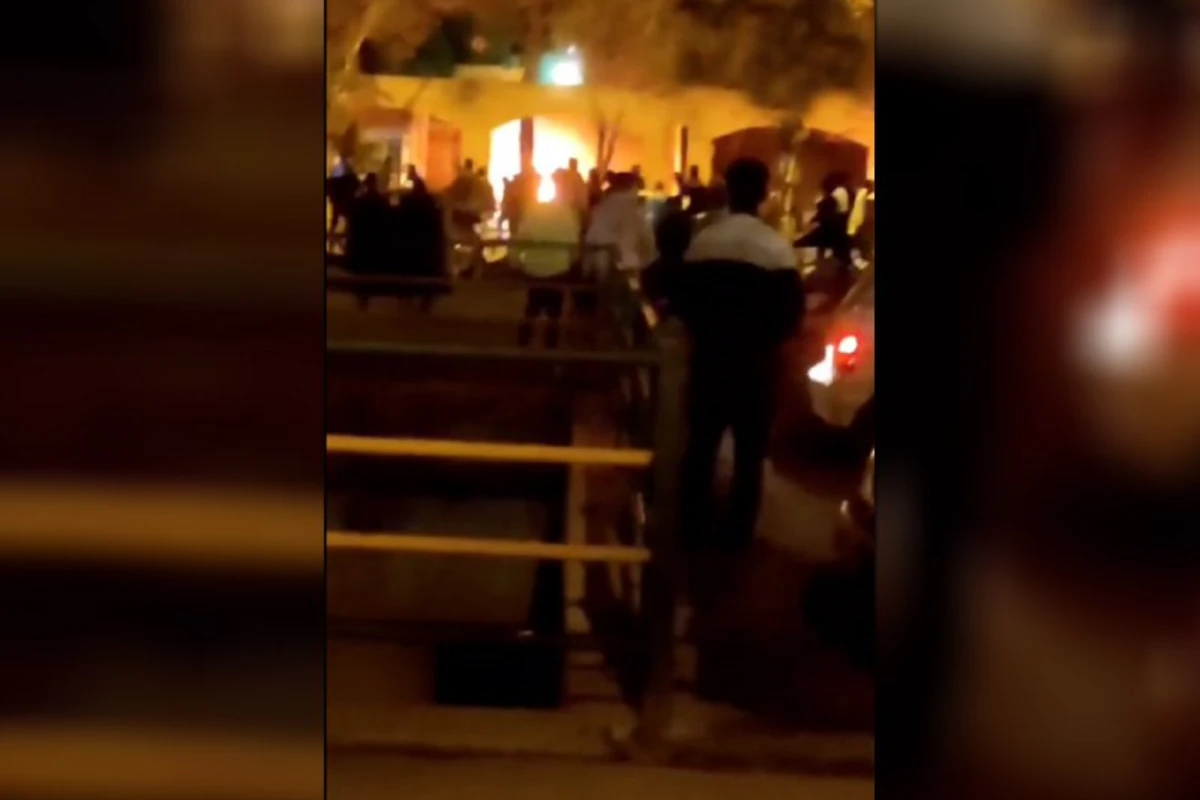 İranda aksiyaçılar Xomeyninin evini yandırdılar - VİDEO