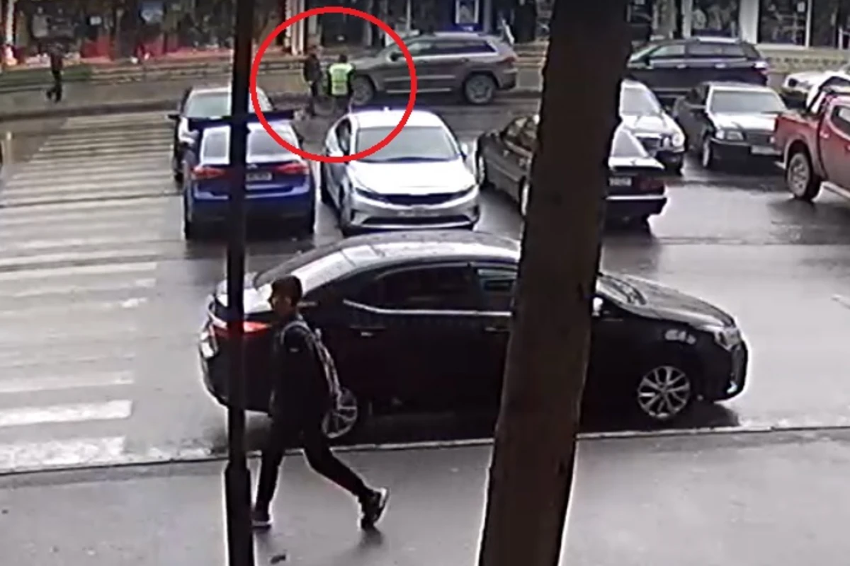 Bakıda parkovşiklərin yer üstündə davası: Biri digərini qapazladı - ANBAAN VİDEO